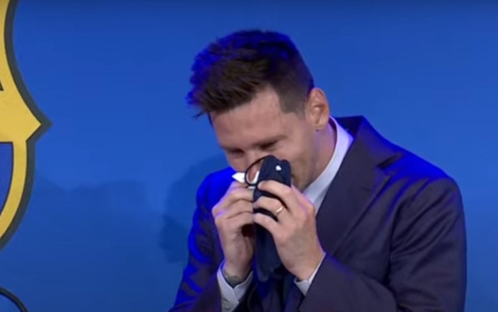 Messi bật khóc nức nở ngay khi bước vào phòng họp báo ở Nou Camp Ảnh 2