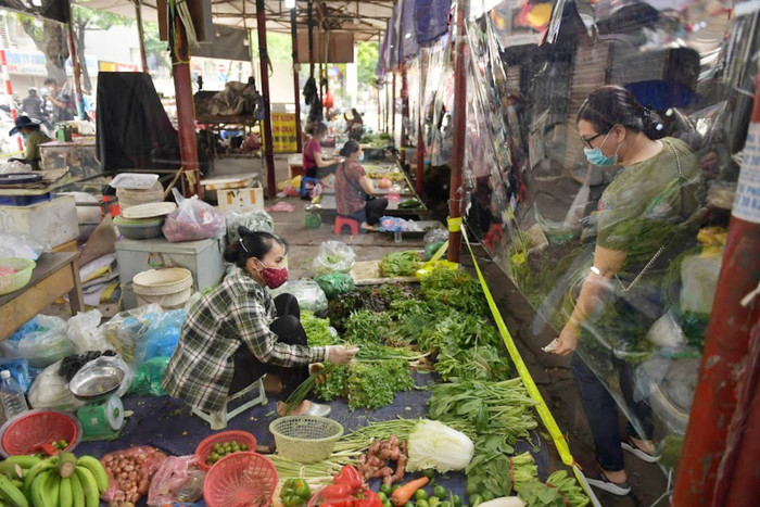 Virus SARS-CoV-2 không lây qua thực phẩm, đường tiêu hoá. Tuy nhiên, vẫn có thể tồn tại trên các bề mặt thực phẩm trong một thời gian nhất định.