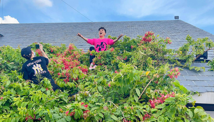 Nam ca sĩ như muốn ghi lại những khoảnh khắc vô cùng đơn giản, thoải mái tại nhà của mình để làm MV 