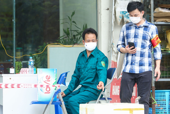 Lực lượng chức năng túc trực tại cửa ra vào, người dân chỉ được ra ngoài khi có sự cho phép của cơ quan chức năng.