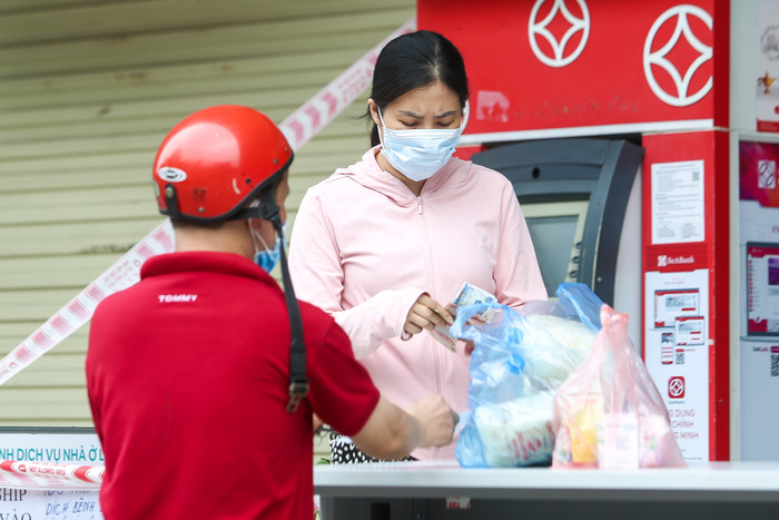 Một số người gọi ship đồ ăn đến.