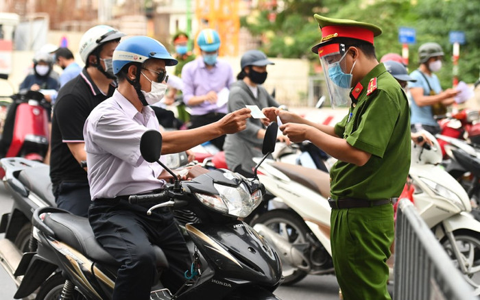 Hà Nội siết chặt việc sử dụng giấy đi đường, yêu cầu xuất trình nhiều giấy tờ liên quan Ảnh 2