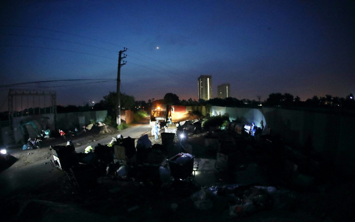 Video: Công nhân môi trường xuyên màn đêm thu gom rác giữa Thủ đô yên bình trong những ngày giãn cách Ảnh 2