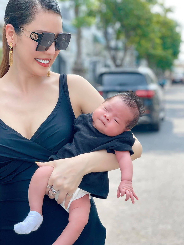 Quế Vân khiến dân tình 'thót tim' khi bế con bằng một tay Ảnh 7