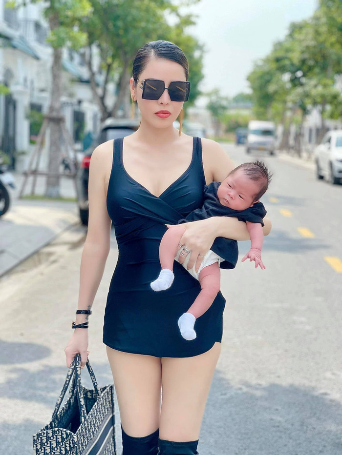 Quế Vân khiến dân tình 'thót tim' khi bế con bằng một tay Ảnh 6