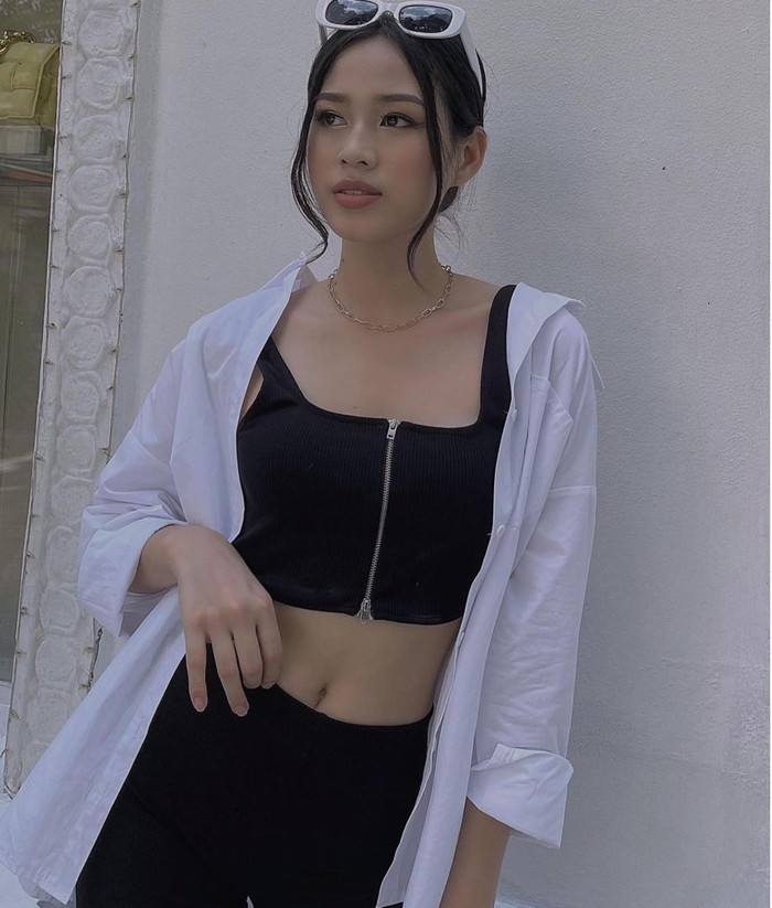 Hình ảnh trong set đồ năng động khoe eo cách đây vài tháng trước