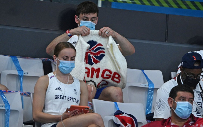 Hot boy đan len tiếp tục khoe áo cardigan tự làm tại Olympic Tokyo Ảnh 2