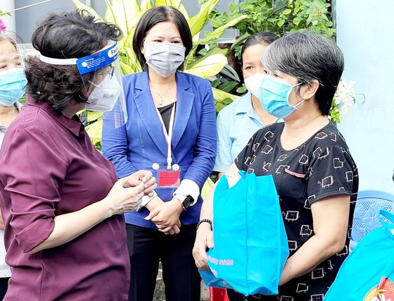 Đại diện lãnh đạo TPHCM đến thăm, tặng quà các hộ dân khó khăn khu vực “vùng xanh” tại quận Phú Nhuận. Ảnh: ĐÌNH LÝ