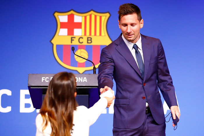 Antonella tinh tế đưa cho Messi chiếc khăn giấy để lau nước mắt.