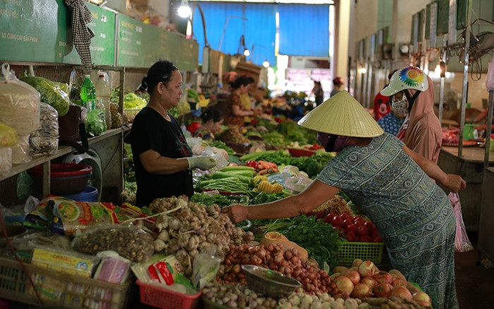 TP.HCM yêu cầu nghiên cứu giải pháp tổ chức các điểm bán lương thực, thực phẩm thiết yếu tại các chợ truyền thống đang dừng hoạt động. Ảnh minh họa