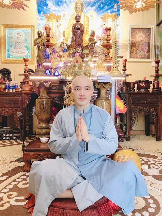 Hình ảnh Dương Ngọc Thái cạo trọc đầu, mặc áo lam thu hút sự quan tâm từ phía cư dân mạng.