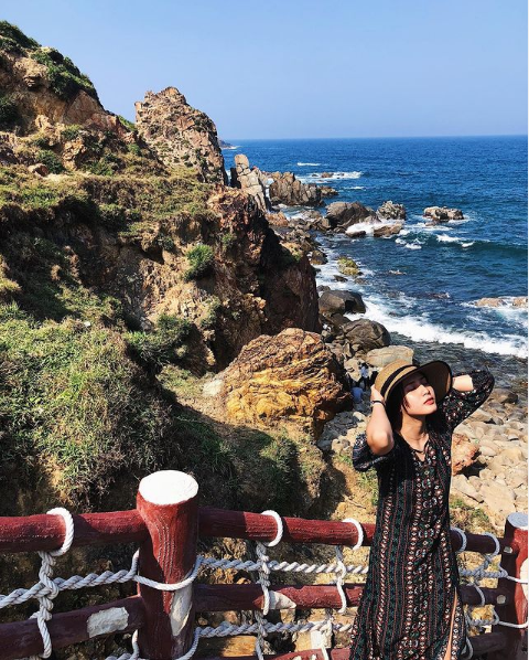 Thiên An với góc check in thần thánh tại Eo Gió (Quy Nhơn). Nơi đây có hàng rào ven biển, vừa đảm bảo an toàn cho du khách tham quan, vừa phục vụ công tác sống ảo.