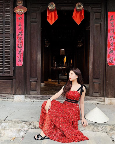 Với chiếc nón lá và bộ váy đỏ thướt tha, Thiên An tha hồ 'sống ảo' ở mọi ngóc ngách của phố cổ Hội An.