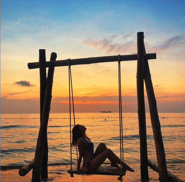 Được biết, địa điểm mà Thiên An check in có tên là Hòn đảo ngọc, một trong những địa danh ngắm hoàng hôn đẹp nhất ở Việt Nam.