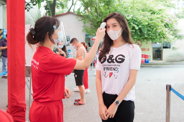 Người đẹp thực hiện đúng quy định y tế, đo sức khoẻ, đeo khẩu trang giữa mùa dịch. 