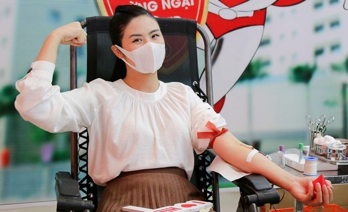 Hoa hậu Ngọc Hân không hề tỏ ra lo lắng khi chích ven, lấy máu. 