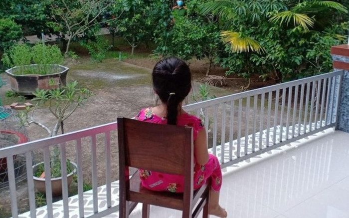 Bức ảnh chiến sĩ công an tranh thủ về thăm nhà nhưng chỉ đứng từ xa nhìn con gái gây xúc động Ảnh 2