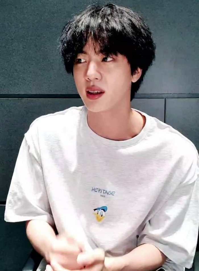 Jin trong buổi livestream.