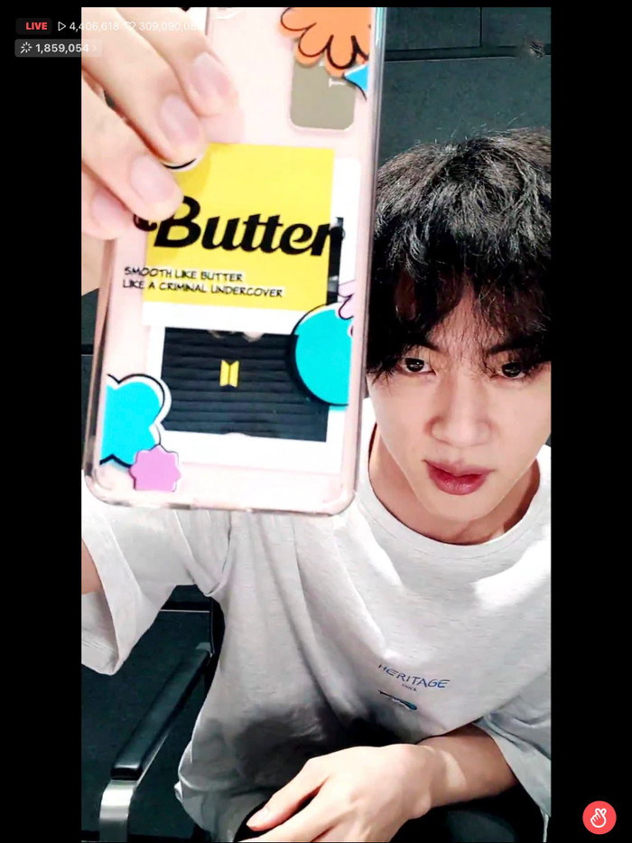 Jin cho biết mình đã thích nghệ sĩ này trước khi kết hợp rồi và còn có ảnh polaroid chụp cùng.