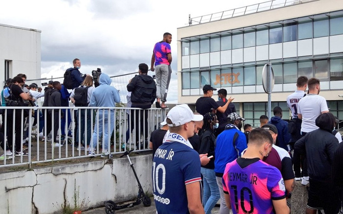 Fan PSG thất vọng vì chờ mãi chưa thấy Messi xuất hiện Ảnh 2