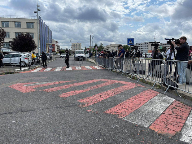 Rất đông cổ động viên, truyền thông có mặt ở sân bay Le Bourget để chờ đón Messi.