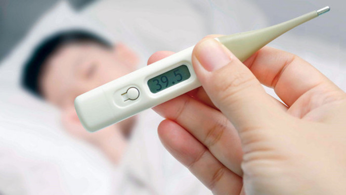 Khi sốt cao trên 39 độ cần sử dụng thuốc hạ sốt để điều trị. (Ảnh minh hoạ).