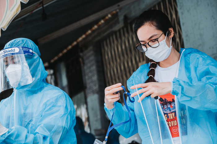 Á hậu Hoàng My cùng nhiều nghệ sĩ khác cũng năng nổ tham gia các hoạt động thiện nguyện trong mùa dịch 