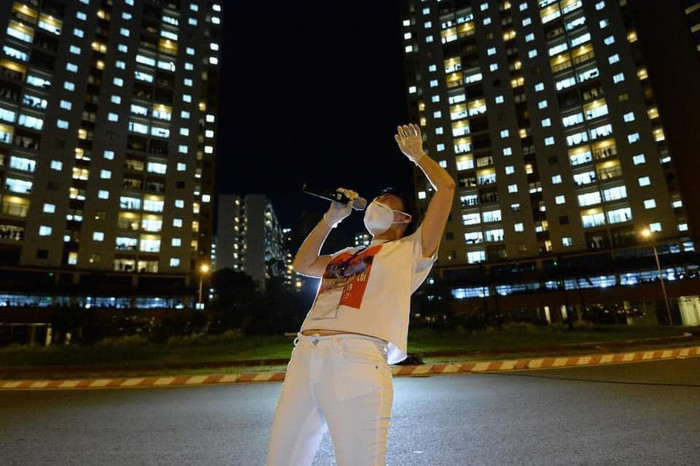 Giọng ca Trống vắng còn phục vụ văn nghệ trong các bệnh viện dã chiến, khu cách ly