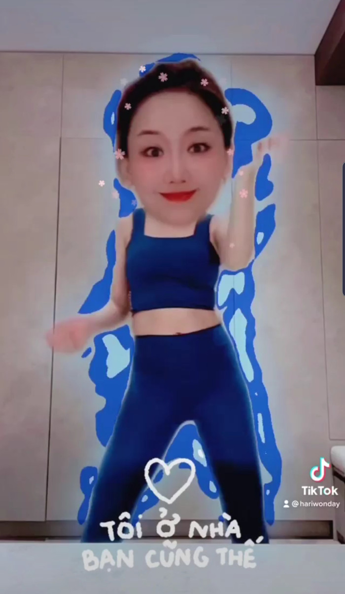 Thú nhận đang tăng cân nhưng Hari Won vẫn không ngại 'xấu' khi để lộ hẳn vòng eo thế này.