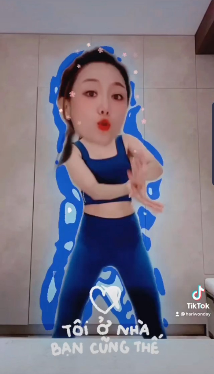 Bắt trend nhảy nhót 'hai bàn tay của em', Hari Won tiếp tục khiến khán giả cười ngất với tạo hình 'lầy lội'.