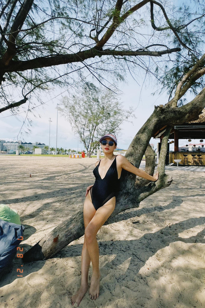 Thời gian trước giãn cách xã hội, Văn Mai Hương cực kì thu hút khi đi du lịch mặc đồ bơi lộ đôi chân dài tạo dáng trên bãi cát