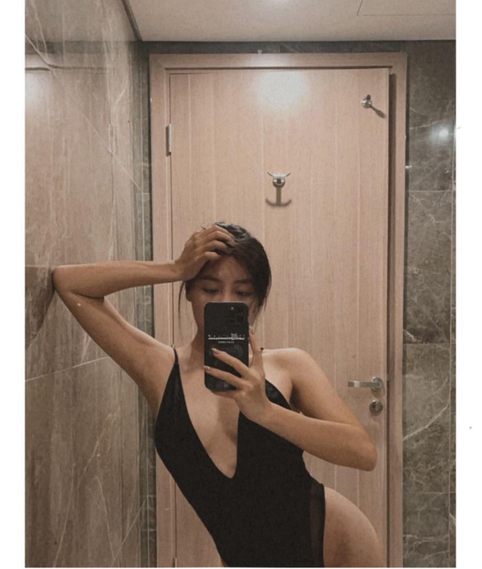 Nữ ca sĩ sinh năm 1994 trong thiết kế monokini khoét ngực sâu 