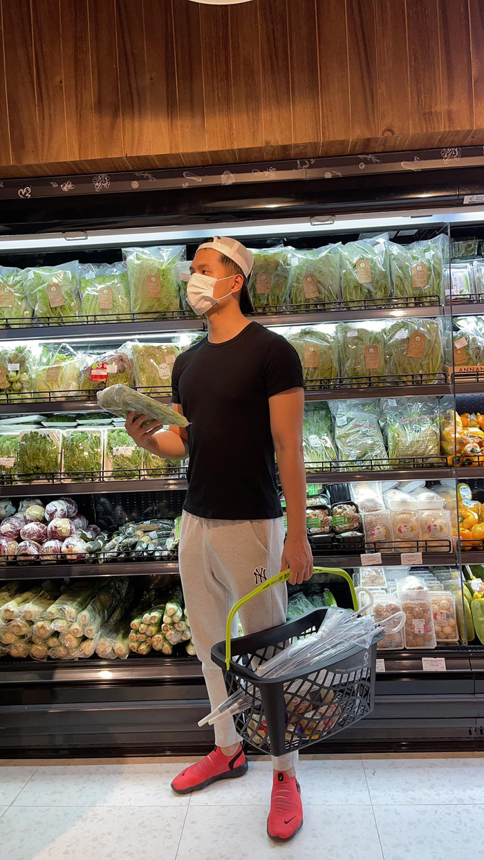 Hình ảnh Lâm Bảo Châu đi siêu thị trong mùa dịch 