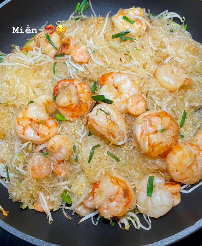 Những ngày chả biết ăn gì, Lệ Quyên gợi ý cho các fans món miến xào hải sản vừa dễ ăn lại không bị đầy bụng 