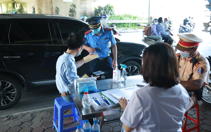 Hà Nội bỏ quy định Giấy đi đường 'phải có lịch trực, văn bản phân công nhiệm vụ của cơ quan...' Ảnh 2
