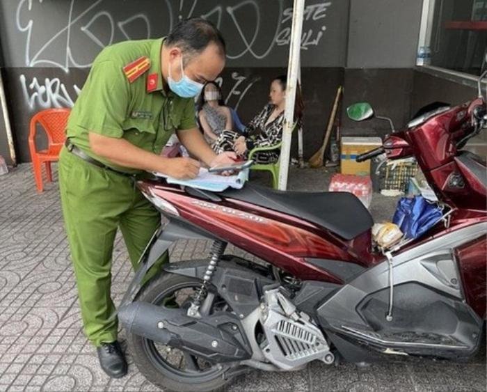 Người phụ nữ không đeo khẩu trang còn cự cãi với lực lượng chức năng bị đề xuất phạt 2,6 triệu đồng Ảnh 2