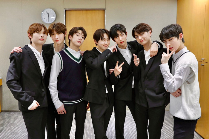 Xếp hạng 16 công ty giải trí K-Pop bán nhiều album nhất trong năm 2021: liệu Big Hit có vượt được SM? Ảnh 12