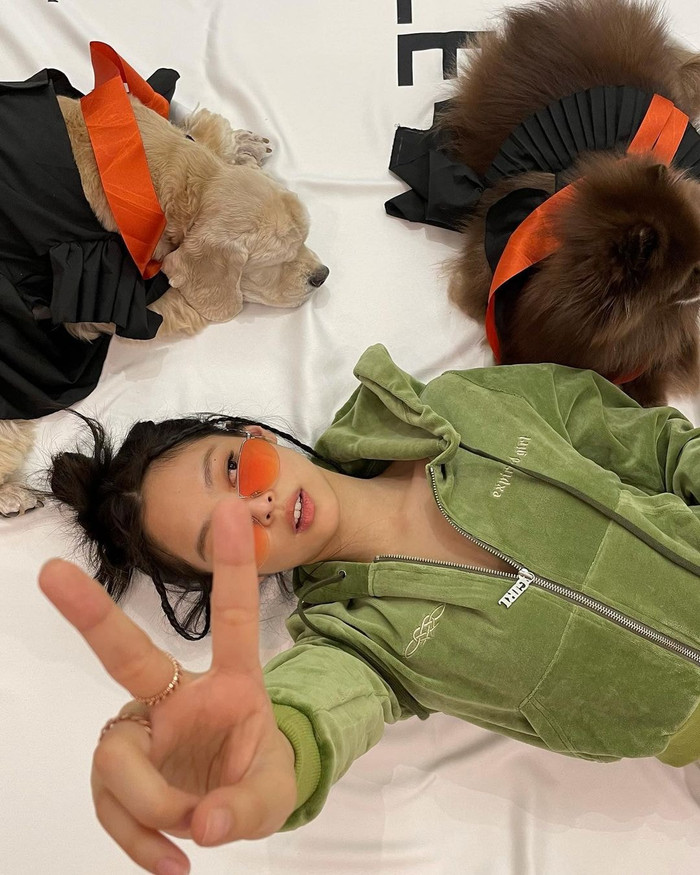 Đặc biệt trong lần chụp ảnh này, cô còn mang theo hai chú cún cưng đi làm cùng 