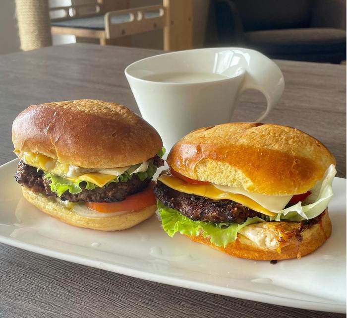 Tiếp đến là chồng Hari Won trổ tài làm món hamburgers với lớp thịt, cheese, rau, trứng được xếp gọn gàng trong ổ bánh mì nhìn chuẩn như nhà hàng 5 sao