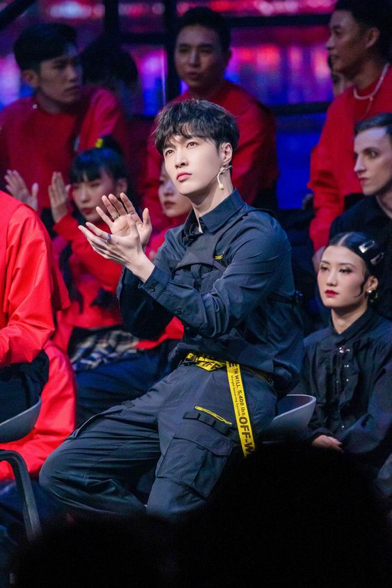 Tóc mái bạch kim của Lay Trương Nghệ Hưng lấn át Vương Nhất Bác? Ảnh 9