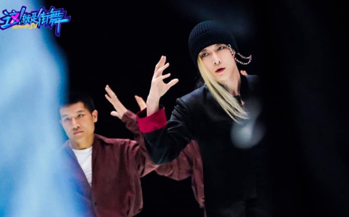 Tóc mái bạch kim của Lay Trương Nghệ Hưng lấn át Vương Nhất Bác? Ảnh 2