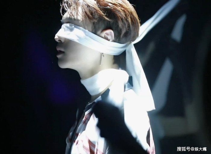 Tóc mái bạch kim của Lay Trương Nghệ Hưng lấn át Vương Nhất Bác? Ảnh 5