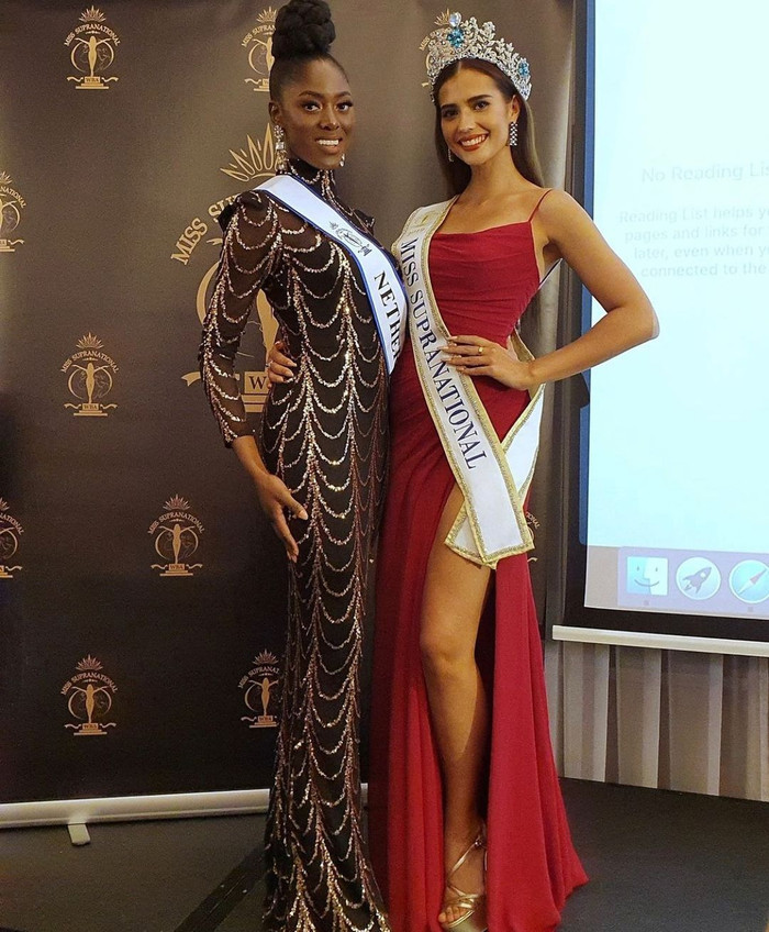 Các người đẹp tưng bừng tạo dáng mà không hề đeo khẩu trang