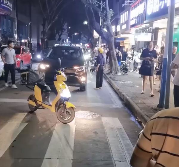 Chị vợ chặn đầu xe của chồng khi thấy anh ta đi cùng nhân tình. 