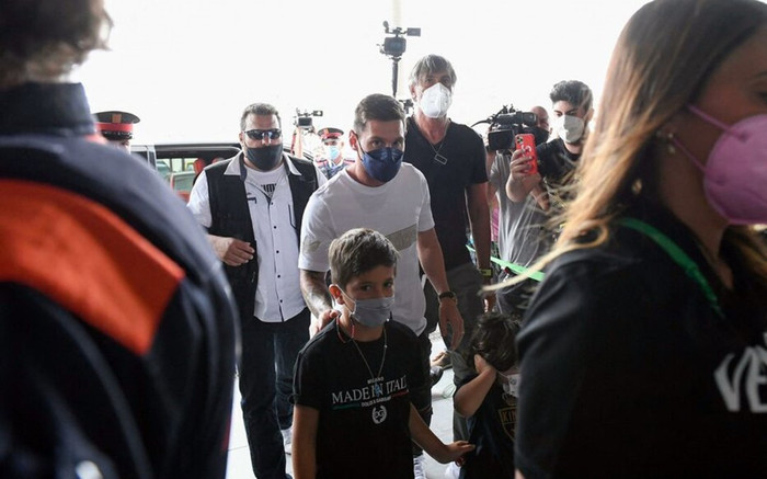 NÓNG: Messi rời nhà ở Barcelona, di chuyển ra sân bay chuẩn bị sang Paris ký hợp đồng Ảnh 2