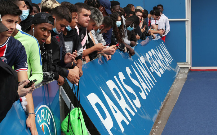 Fan PSG chờ sẵn ở sân bay Le Bourget để chào đón Messi.