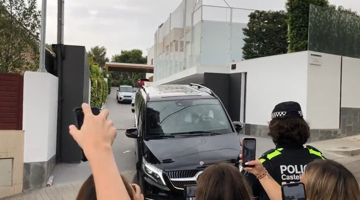 Clip Messi rời nhà ở Barcelona, di chuyển ra sân bay sang Paris ký hợp đồng Ảnh 2