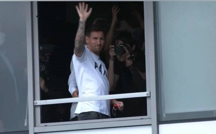 Messi đã đặt chân đến Paris, giơ tay vẫy chào fan PSG Ảnh 2