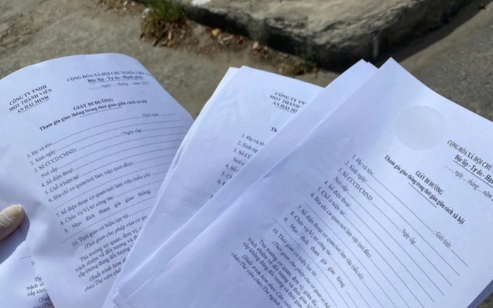 Phát hiện 3 thanh niên chi 12 triệu đồng mua giấy đi đường ở tiệm cầm đồ trên đường Láng Ảnh 2