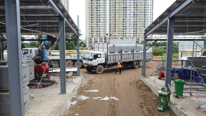 Máy móc và công nhân làm việc cật lực.